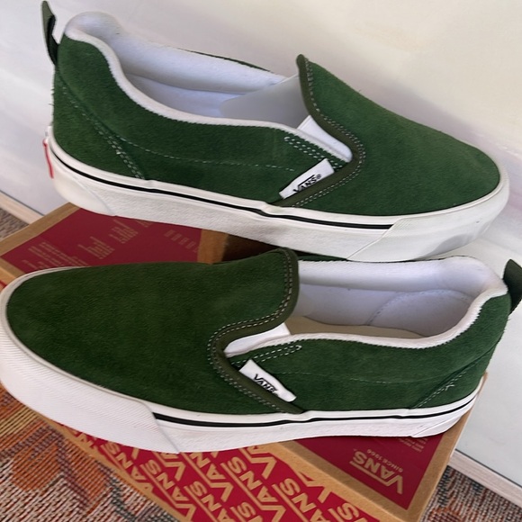 Vans WMNS Knu Slip
Green/True White
VN0009QDBGN
Sneakers - Picture 10 of 16